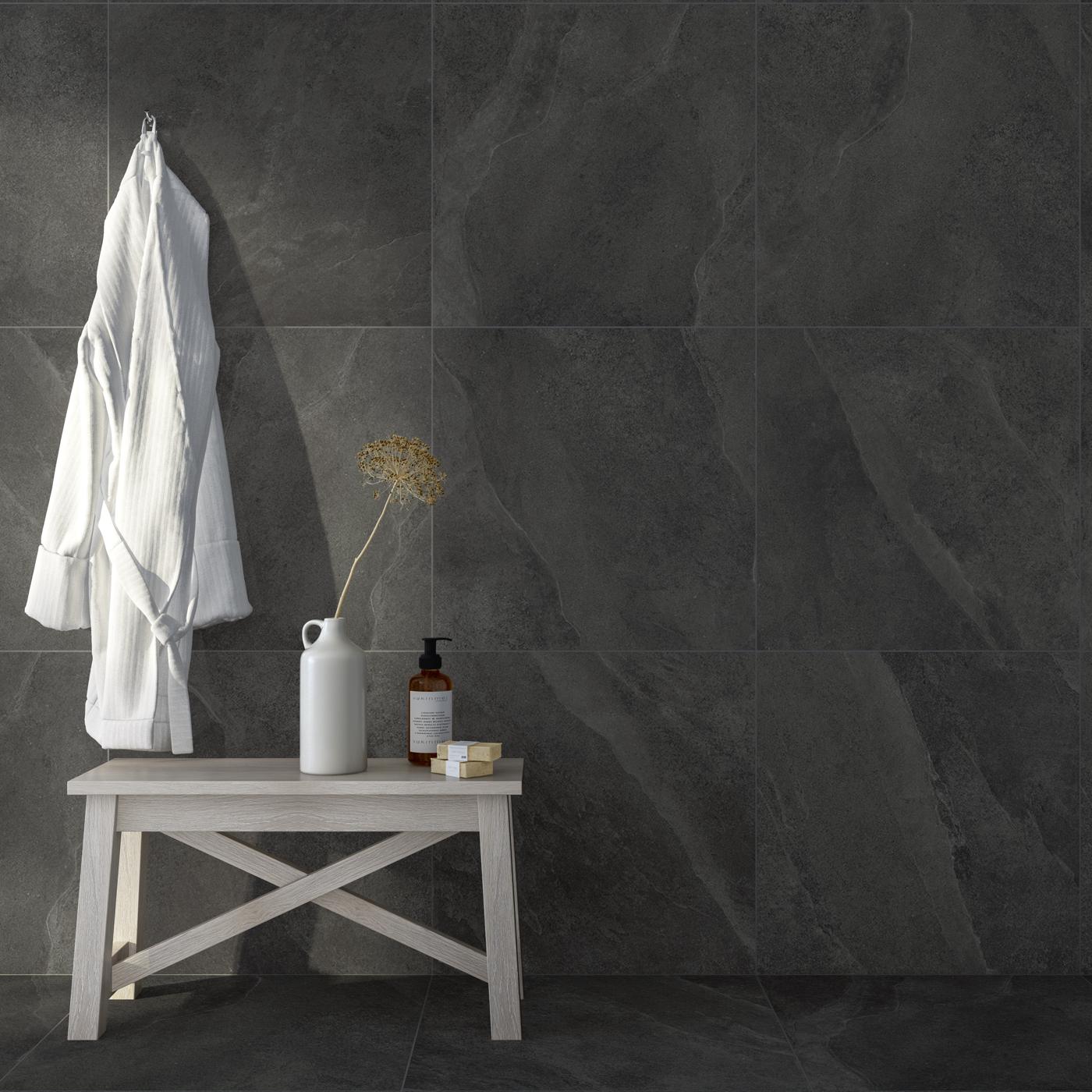 Bad mit Tuscania Slash Anthracite an der Wand